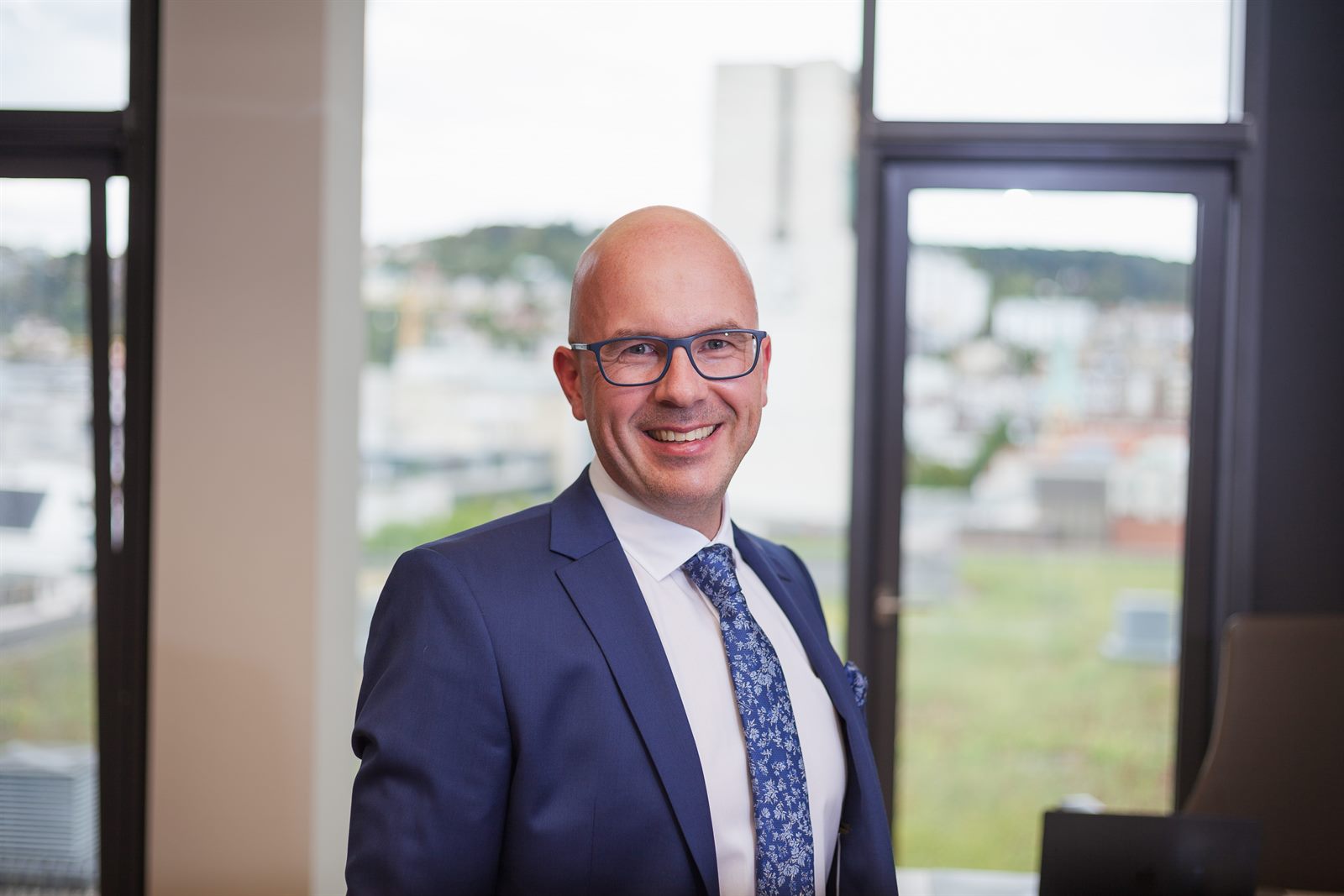 Paul Reiser von REISER Immobilien im Büro