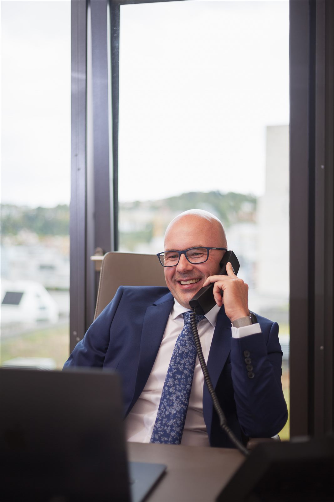 Paul Reiser von REISER Immobilien am Telefon im Büro