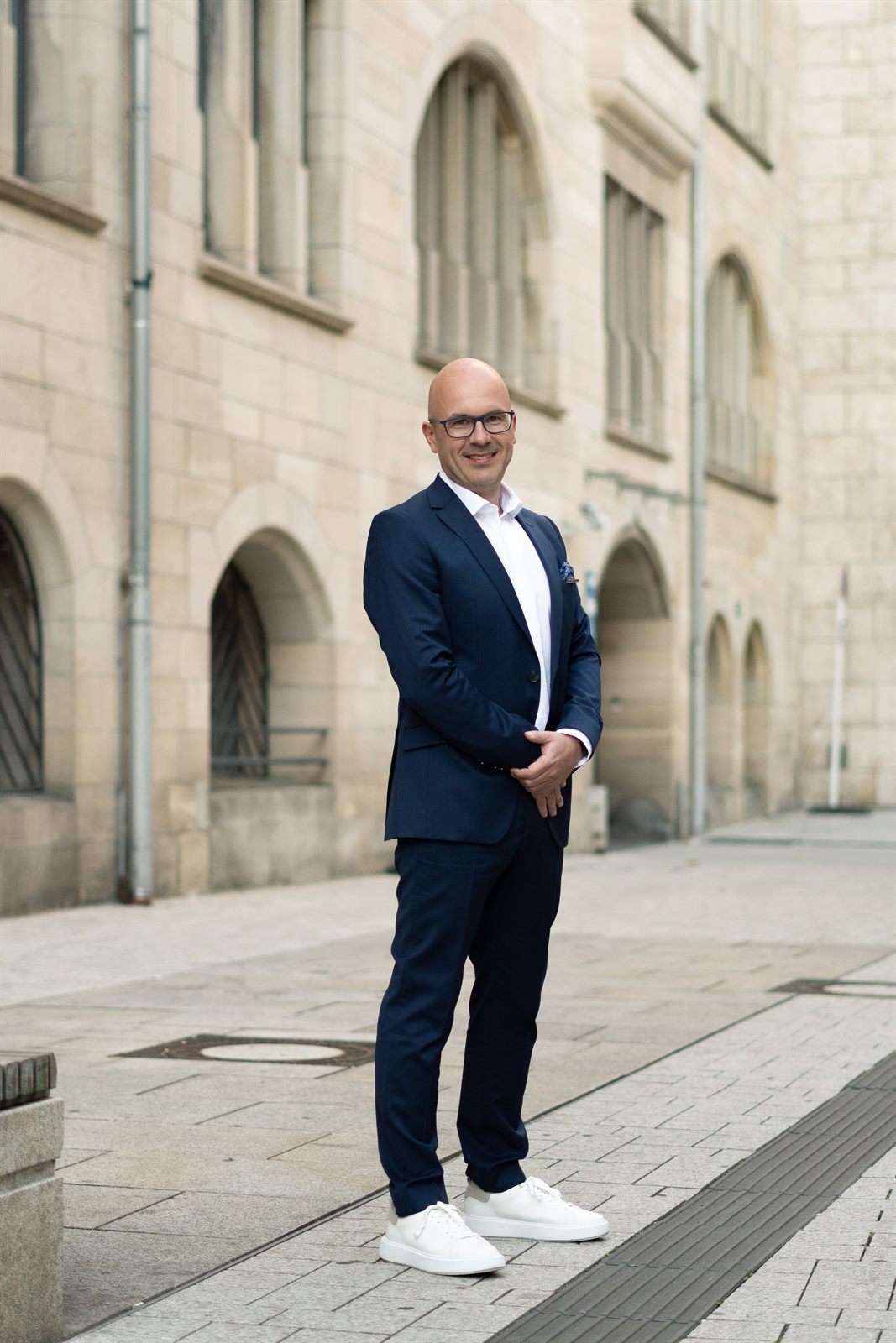 Paul Reiser vor historischer Sandsteinfassade – Standortanalyse vor Ort